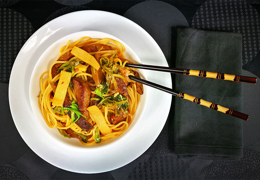 Noodles lo mein con hojas de coliflor y seitán a las 5 especias chinas