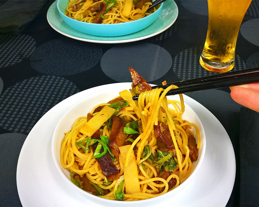 Noodles lo mein con hojas de coliflor y seitán a las 5 especias chinas