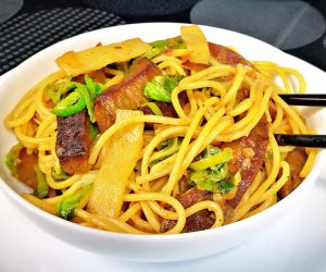 Noodles lo mein con hojas de coliflor y seitán a las 5 especias chinas