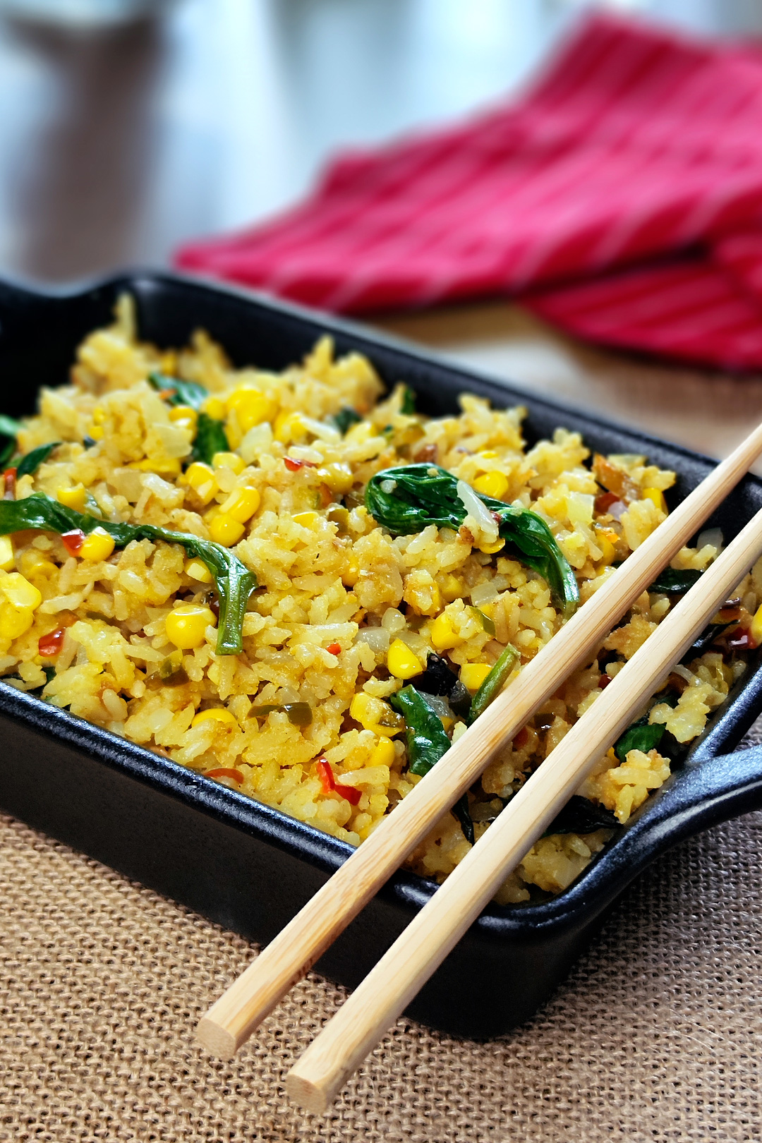 Arroz frito al estilo japonés con espinacas, pimiento rojo y maíz dulce