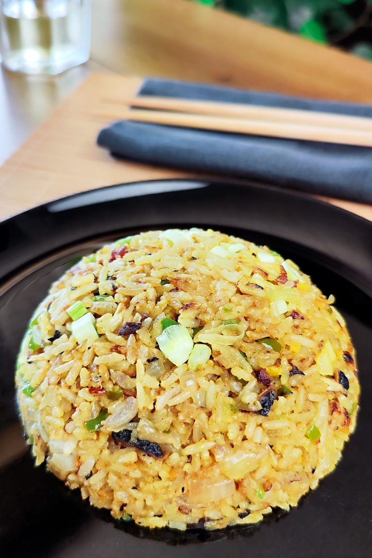 Seleccionar Arroz frito al estilo japonés con pimiento verde, champiñones y polvo de boletus Arroz frito al estilo japonés con pimiento verde, champiñones y polvo de boletus