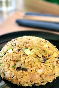 Seleccionar Arroz frito al estilo japonés con pimiento verde, champiñones y polvo de boletus Arroz frito al estilo japonés con pimiento verde, champiñones y polvo de boletus