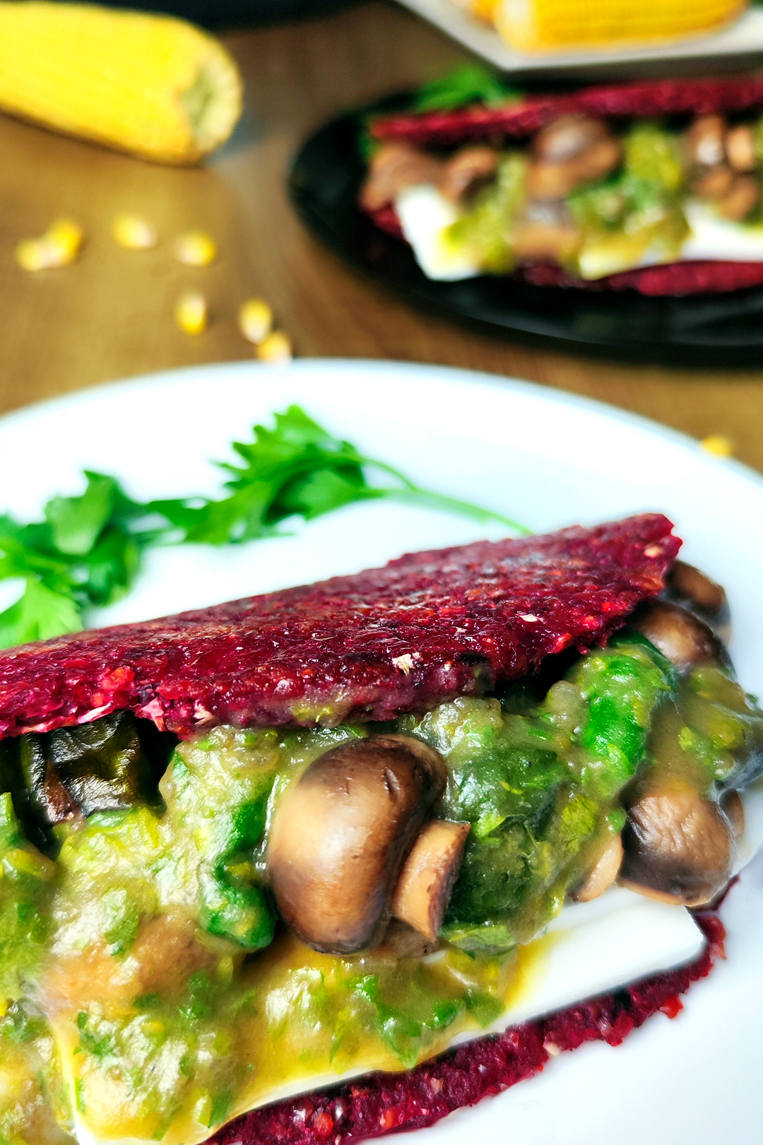 Cachapas venezolanas de maíz y remolacha rellenas de queso griego vegano, pimientos de Padrón y setas ostra fritas con mostaza de cilantro y limón