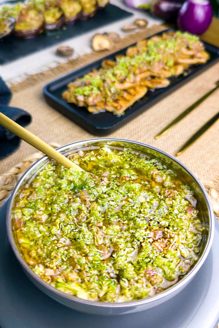 Chumichurri de brócoli, setas shitake deshidratadas, polvo de alga percebe, alcaparras y limón