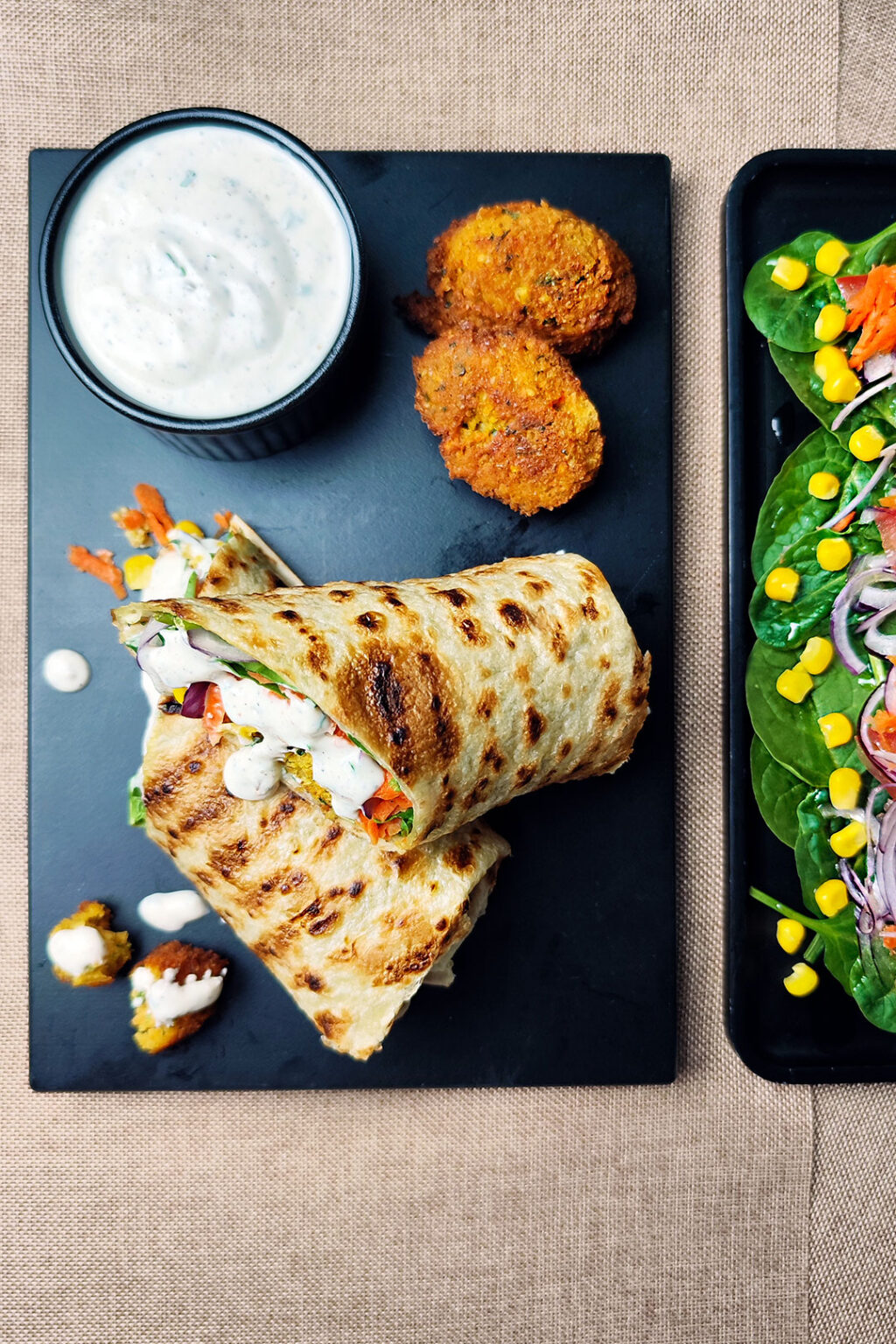 Durums de nubes de falafel con ensalada de espinacas y salsa de kebab plant-based