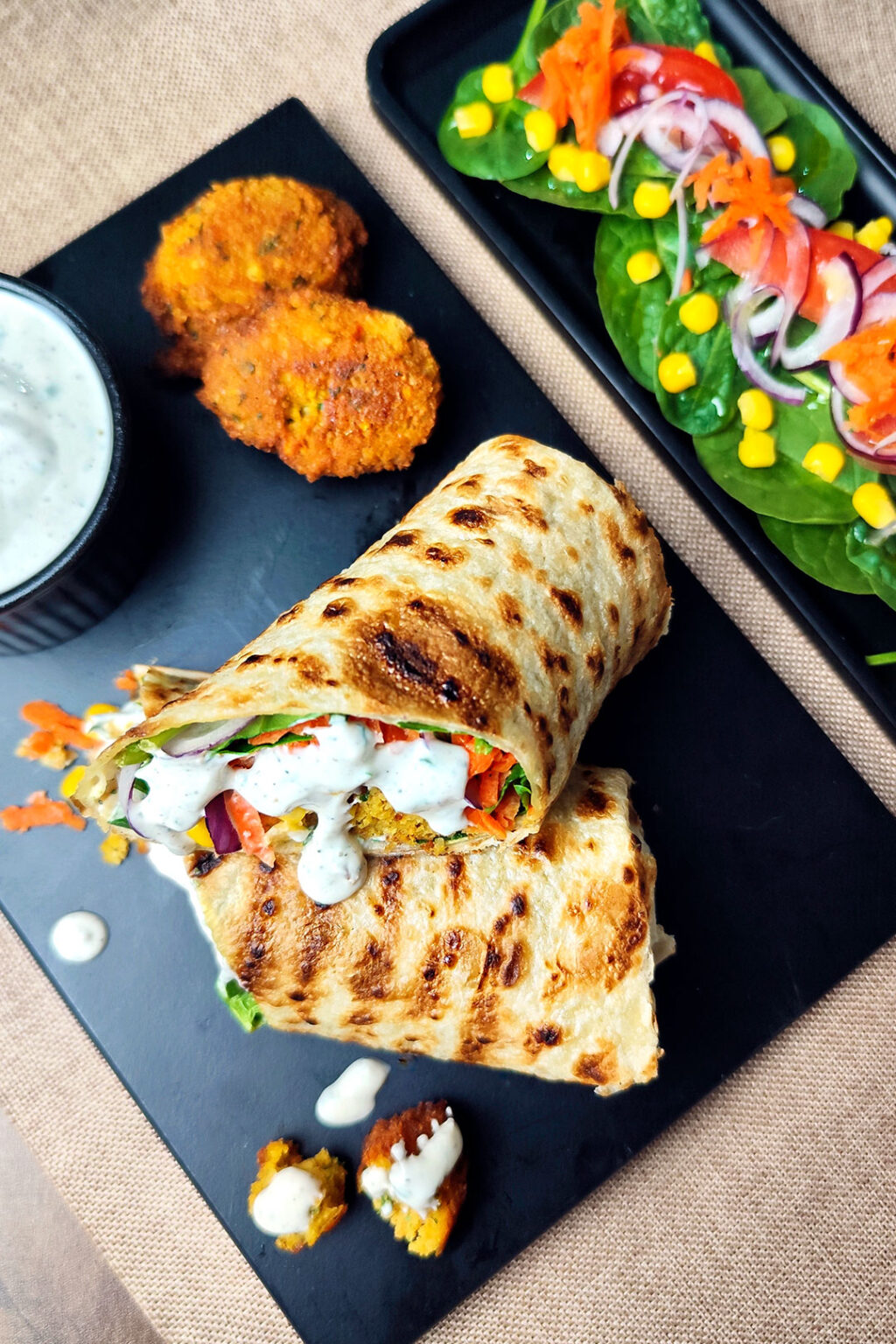 Durums de nubes de falafel con ensalada de espinacas y salsa de kebab plant-based