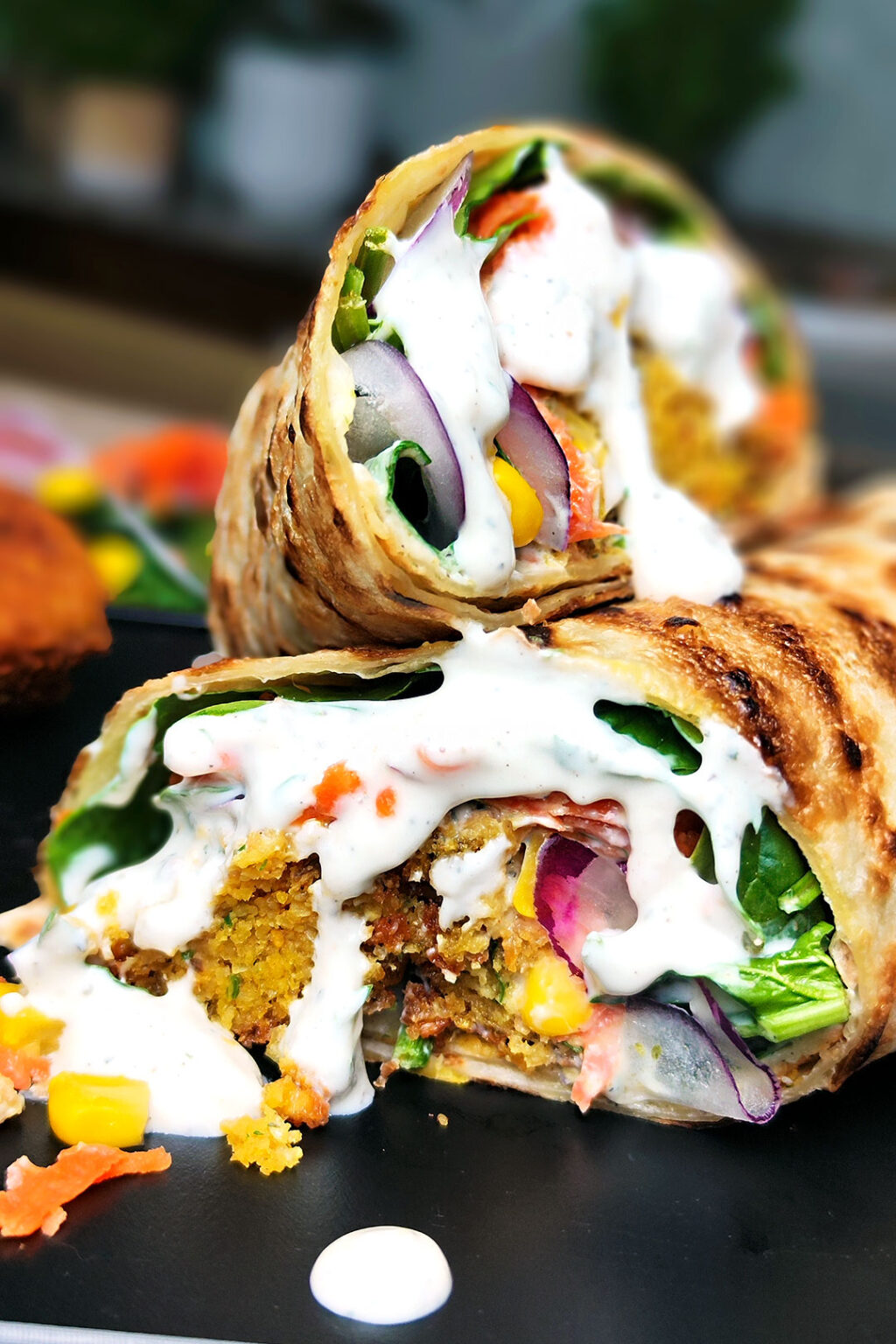Durums de nubes de falafel con ensalada de espinacas y salsa de kebab plant-based