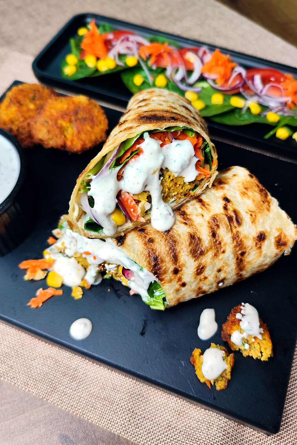 Durums de nubes de falafel con ensalada de espinacas y salsa de kebab plant-based