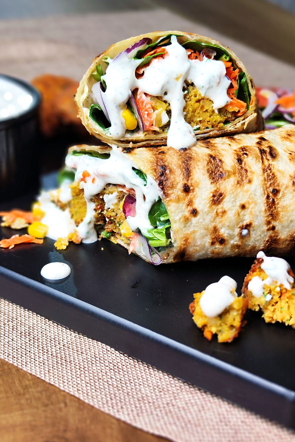 Durums de nubes de falafel con ensalada de espinacas y salsa de kebab plant-based
