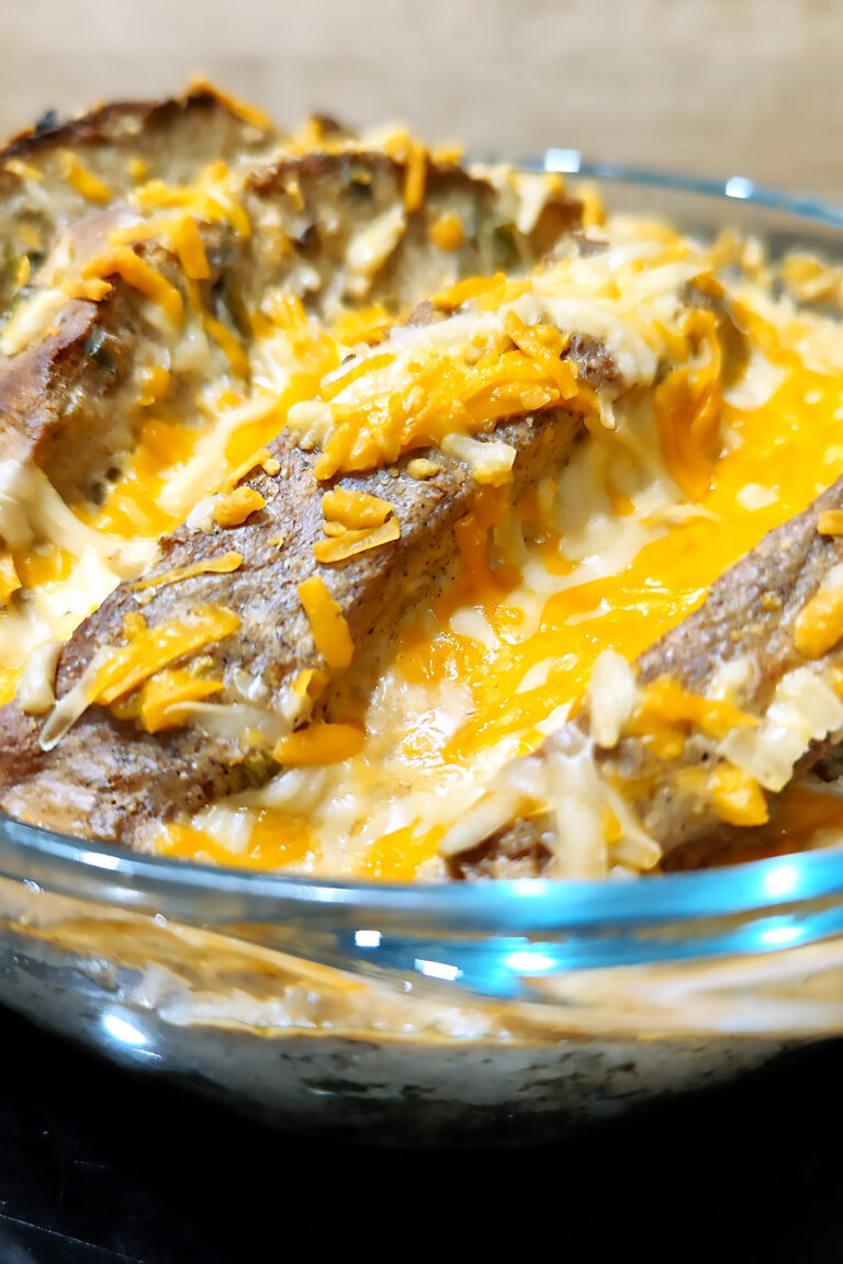 Gratinado de berza, tofu, crema de champiñones, longanizas veganas y queso cheddar vegetal