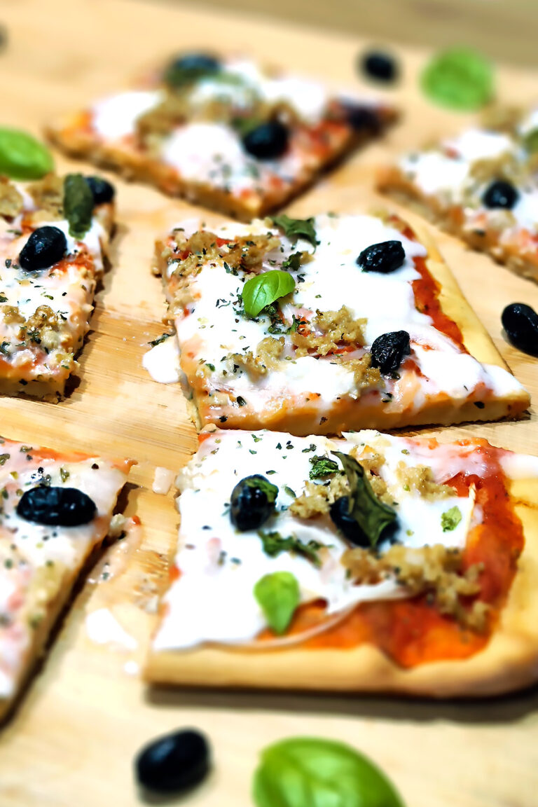 Pizza instantánea con masa del 100% de hidratación, cebolla, atún vegetal y aceituna arrugadas de Aragón