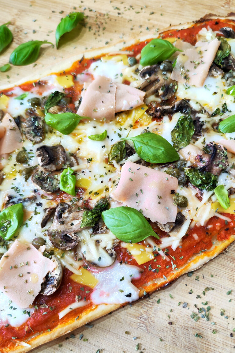 Pizza instantánea con masa del 100% de hidratación, champiñones, jamón vegetal y alcaparras